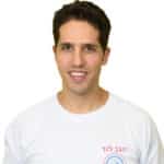 יוגב לזר על רקע לבן